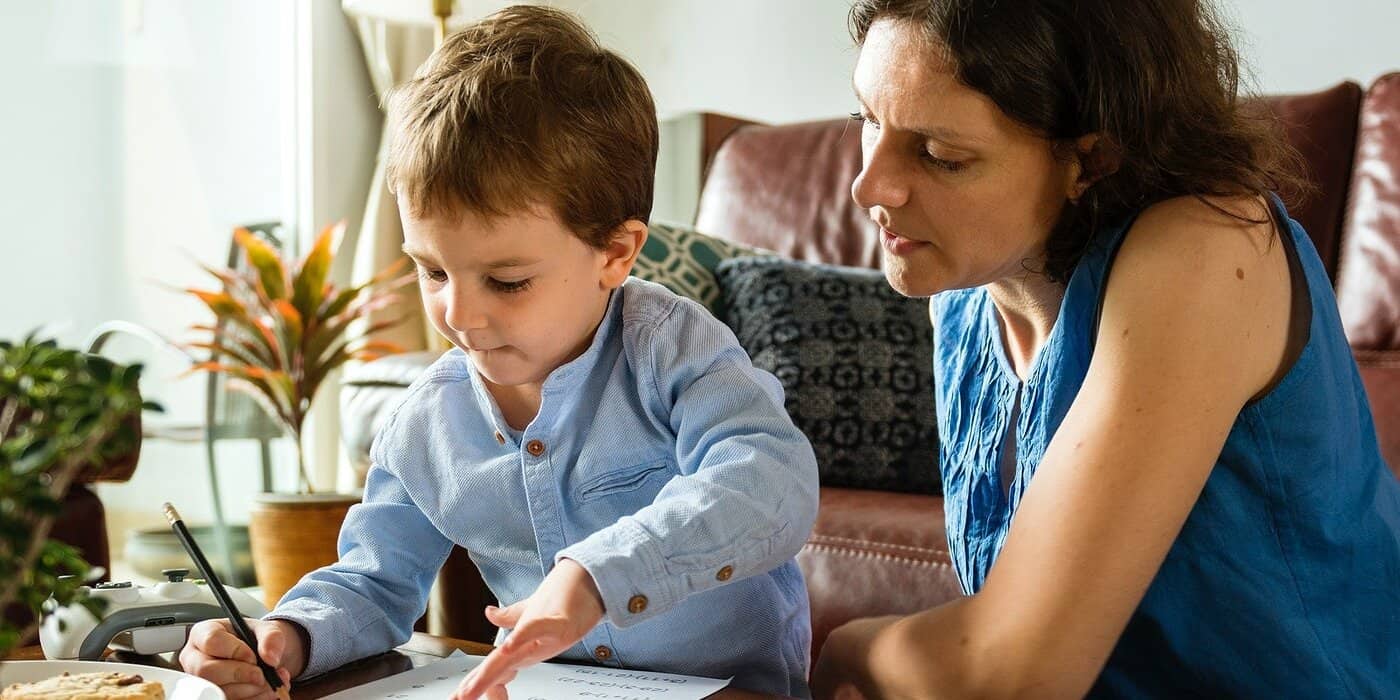 Mommy teaching. Учите детей мыслить. Учите своего ребенка мыслить. Научите ребенка думать. Учит думать ребенка.