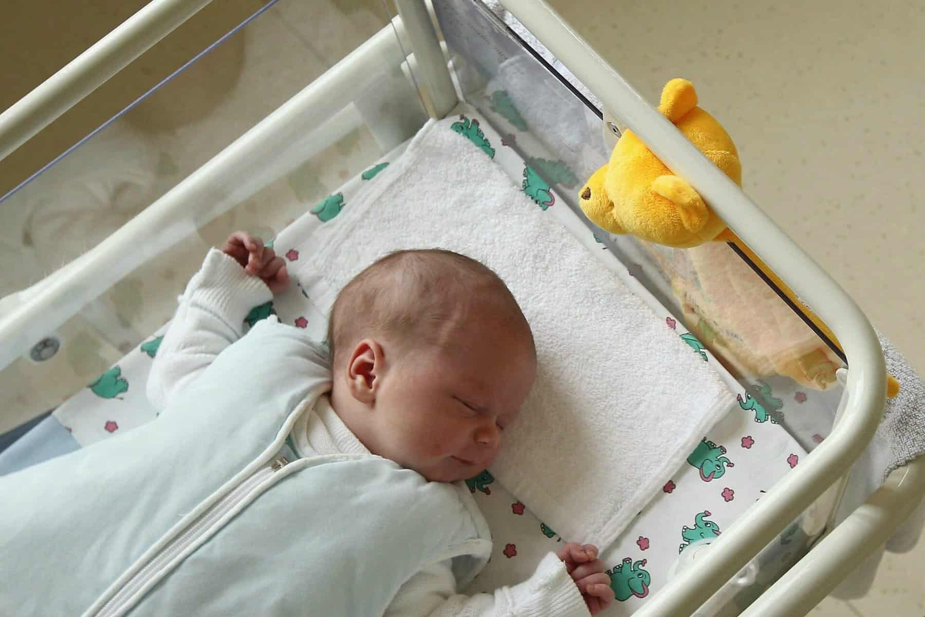 Фото младенца в роддоме фото